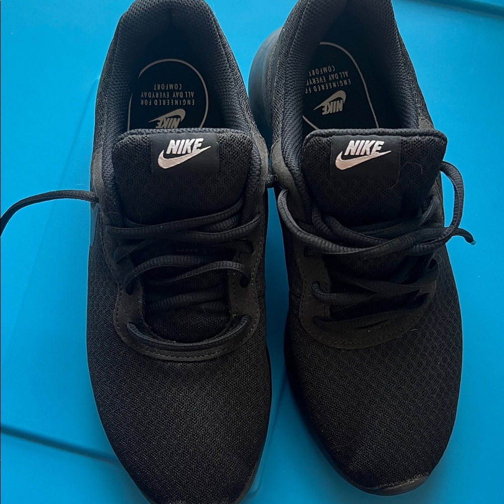 Nike women’s Black Athletic Shoes